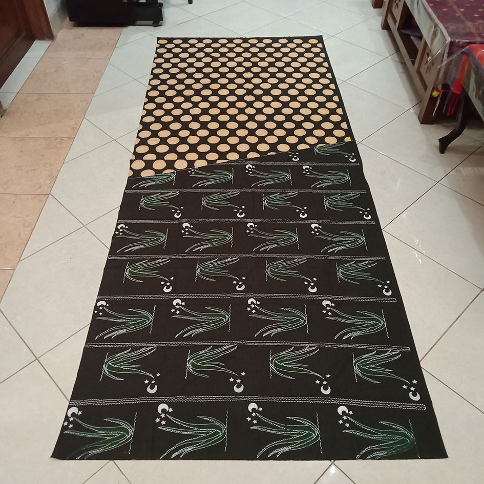 Pengrajin batik sedang membuat motif lidah api di Kecamatan Kota
